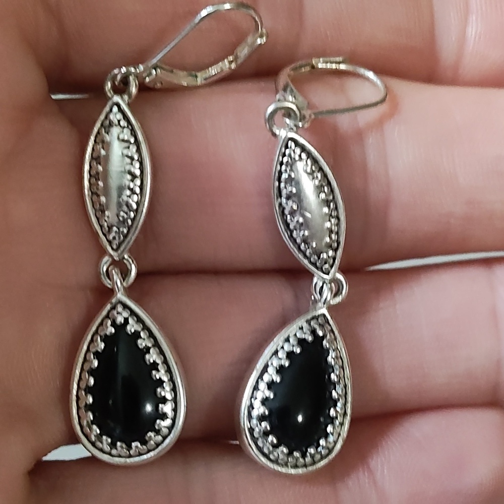 VINTAGE SILVER-TONE AND BLACK GLASS 16 -18" NECKLACE & LEVERBACK 2" EARRINGS SET - Picture 3 of 10